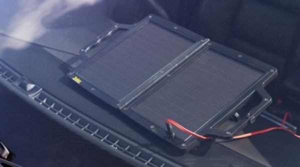 darčeky pre mužov - solárna nabíjačka autobatérií
