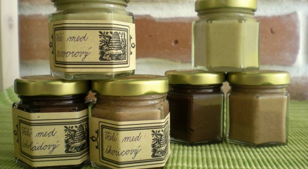 pastovaný med