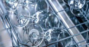 čo nepatrí do umývačky riadu