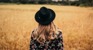 dievča v poli s klobúkom na hlave | módne trendy na jeseň