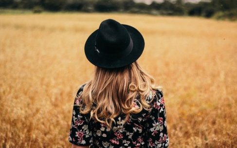 dievča v poli s klobúkom na hlave | módne trendy na jeseň