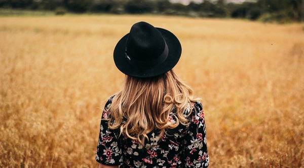 dievča v poli s klobúkom na hlave | módne trendy na jeseň