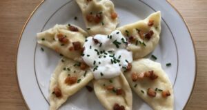 bryndzové pirohy s kyslou smotanou, slaninkou a pažítkou RECEPT