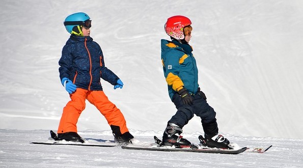 deti lyžujú, lyžovanie v zime, deti a lyže