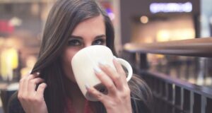 prokrastinácia žena so šálkou