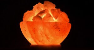 soľná lampa rozsvietená