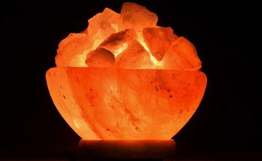 soľná lampa rozsvietená