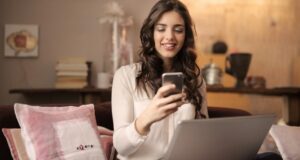 žena s mobilom nákup na internete