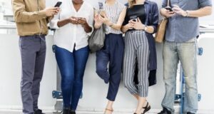 sledovanie priateľov na sociálnych sieťach