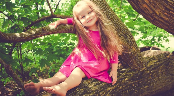 dievča na strome
