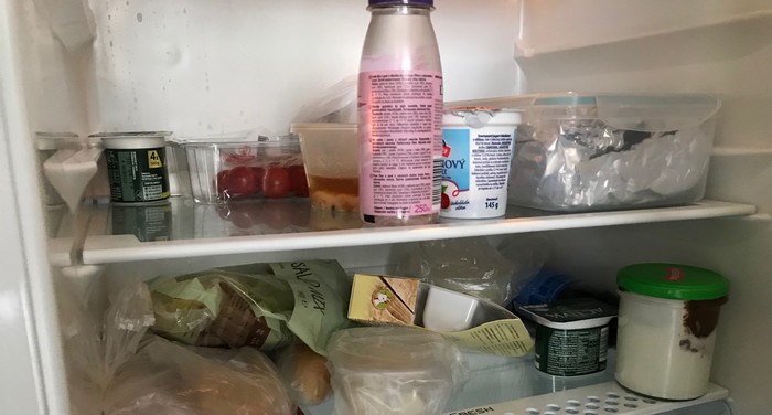 zápach v chladničke