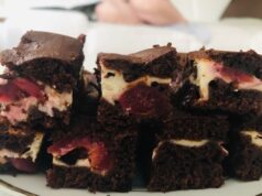 čerešňovo-čokoládový tvarohový koláč