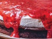 čokoládová torta s kokosovým krémom a jahodovým topingom