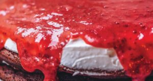 čokoládová torta s kokosovým krémom a jahodovým topingom