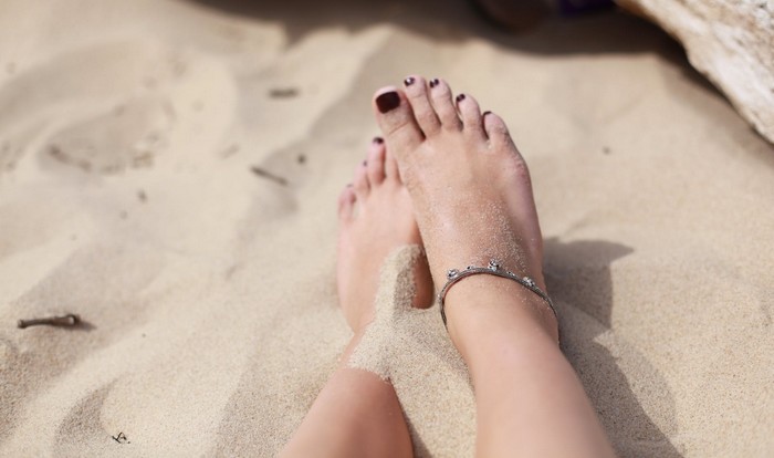 zhrubnutá koža na nohách v piesku