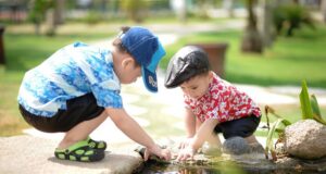 majú sa rodičia hrať s deťmi?