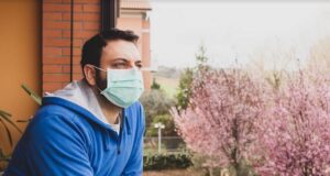 v dôsledku koronavírusu