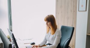 správne sedenie za počítačom