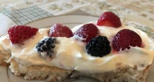 recept na letný koláčik s mascarpone, ovocím a kokosovým korpusom