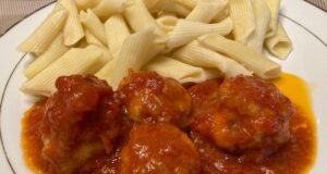mäsové guľky v paradajkovej omáčke s cestovinami penne