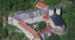 Hronský Beňadik – perla Pohronia. Benediktínsky kláštor a gotický kostol Hronský Beňadik kláštor a gotický kostol