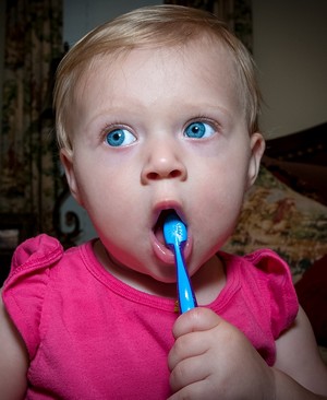 dieťa si čistí zuby zubná pasta a kefka