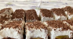 svieži piškót s ovocím a krémom z mascarpone a tvarohu