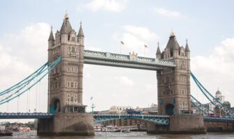 Londýn. Užitočné tipy – cesta, ubytovanie, jedlo a čo treba vidieť tower bridge Londýn