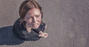 obklopený neúspechmi