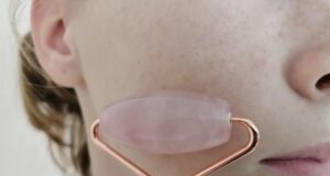 masáž tváre masážnym valčekom