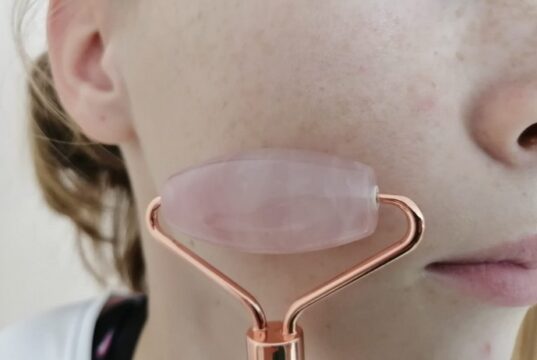 masáž tváre masážnym valčekom