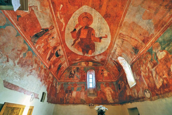 Nástenná maľba Krista na strope kostola