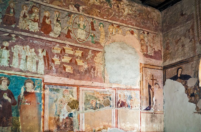 Severná stena rákošského kostola je kompletne pokrytá freskami.