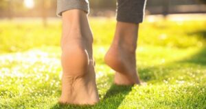 chôdza naboso má benefity