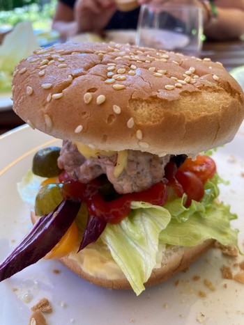 grilovaný hamburger