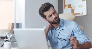 stuhnutý krk a šija