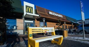 McDonald´s a dizajnové lavičky