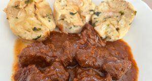 hovädzí guláš so žemľovými knedličkami