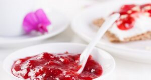 džem z ružových lupienkov