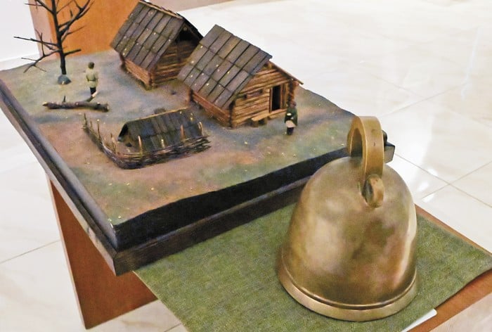 Vzácny bronzový zvon a maketa hradiska v expozícii múzea