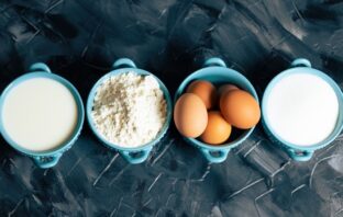 cim-nahradit-suroviny-vajcia-mlieko-cukor-muka