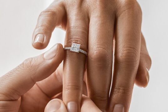 zasnubny-prsten-na-ruke