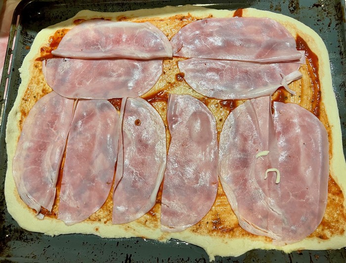 pizza-na-plechu-pred-pecenim