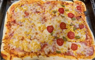 pizza-upecena-na-plechu