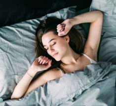 Spánok na boku, na bruchu alebo na chrbte? Ktorá poloha je najlepšia? Výhody a nevýhody