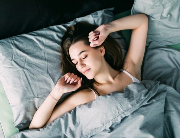 Spánok na boku, na bruchu alebo na chrbte? Ktorá poloha je najlepšia? Výhody a nevýhody
