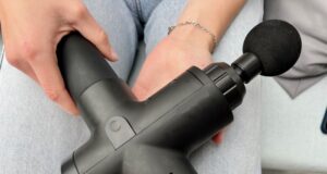 masazna-pistol-v-ruke