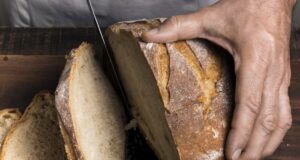 muz-kraja-chlieb-korka