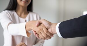 na-pracovnom-pohovore-podanie-ruk