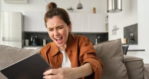 emocie-tablet-mlada-zena